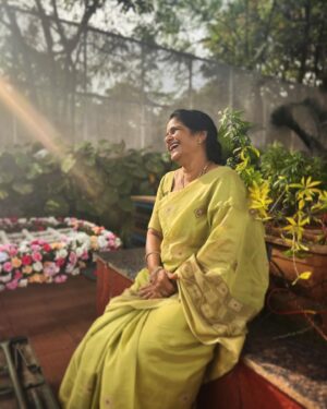 Resham Shrivardhan Instagram - Just blessing your feed with my Mum’s smile :) 
Life me mum khush, toh hum khush … aur kya hi chahiye na ? ♥️🫠😘✨🧿

#mum 
 
📸 @pupper101_ 🙃