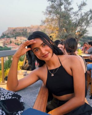 Rida Tharana Instagram - “They said why are you crying about your colour? Have you not seen how you glow under the sun? It feels like you’re her fav child” and that changed how I saw myself 💕
.
Too: @pullandbear 
Necklace: @stylewithbliss 
Bottom: @hm