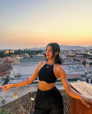Rida Tharana Instagram - “They said why are you crying about your colour? Have you not seen how you glow under the sun? It feels like you’re her fav child” and that changed how I saw myself 💕
.
Too: @pullandbear 
Necklace: @stylewithbliss 
Bottom: @hm