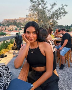 Rida Tharana Instagram - “They said why are you crying about your colour? Have you not seen how you glow under the sun? It feels like you’re her fav child” and that changed how I saw myself 💕
.
Too: @pullandbear 
Necklace: @stylewithbliss 
Bottom: @hm