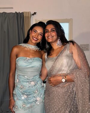 Rida Tharana Instagram - @the.rebel.kid convinced me to throw a Diwali party, and I finally did it! 🥹✨ Had all my favorite people around, bringing in their best vibes, and I can’t even describe how happy it made me feel. We filled the house with laughter, music, delicious food, and of course, tons of sparkle. From dancing in the living room to sharing stories over sweets, it was a night filled with warmth and joy. It felt like Diwali in every sense—full of light, love, and amazing company! 💖🪔
Wearing : @leaclothingco 

#DiwaliHouseParty #FestiveFeels #GoodVibesOnly