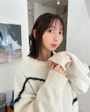 Riho Iida Instagram - 2024年ラストヘアーメンテナンス🪮🤍

今年も一年ありがとうございました✨
@yasugi_eriko 

🧶@the_yon_official