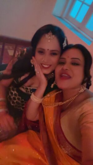 Ritu Rai Instagram - On set Fun… Haveli shooting 🎥🎬
#priyagamre #luckysaini #reels #reelsinstagram #shooting #onset #onsetlife #onsetfun #workmode #actors #actorslife