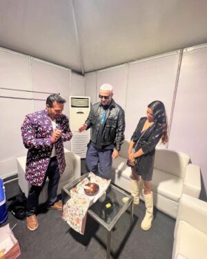 Ritu Rathee Instagram - Happy birthday with @djsnake at the @sunburnfestival arena.
Crowd bhi tha, cake bhi tha, mahool bhi tha::: bas police 👮‍♀️ nahi thi…
.
Aise dete hai surprise..
#birthday #flyingbeast
