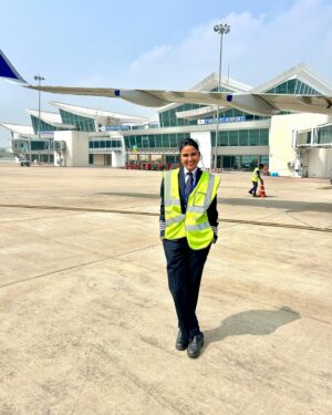 Ritu Rathee Instagram - Mera kartavya, mera karm hi aaj saal ke pehle din mujhe mere Vishnu bhoomi par le aaya….
Thank you Prabhu…. Isi tarah apni kripa barsaate rahiyega.
Jai Shree Ram

#pilotvlogger #pilotmother👩🏻‍✈️❤️✈️ #tirupati #venkateshwarswami #JaiShreeRam #Balaji #vishnu