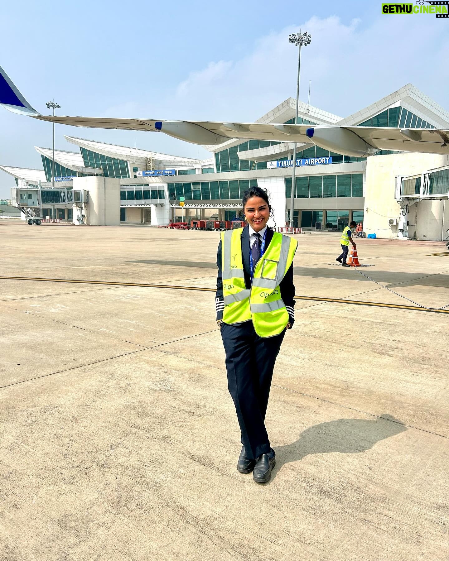 Ritu Rathee - 310.3K Likes - Mera kartavya, mera karm hi aaj saal ke pehle din mujhe mere Vishnu bhoomi par le aaya….
Thank you Prabhu…. Isi tarah apni kripa barsaate rahiyega.
Jai Shree Ram
#pilotvlogger #pilotmother👩🏻✈️❤️✈️ #tirupati #venkateshwarswami #JaiShreeRam #Balaji #vishnu