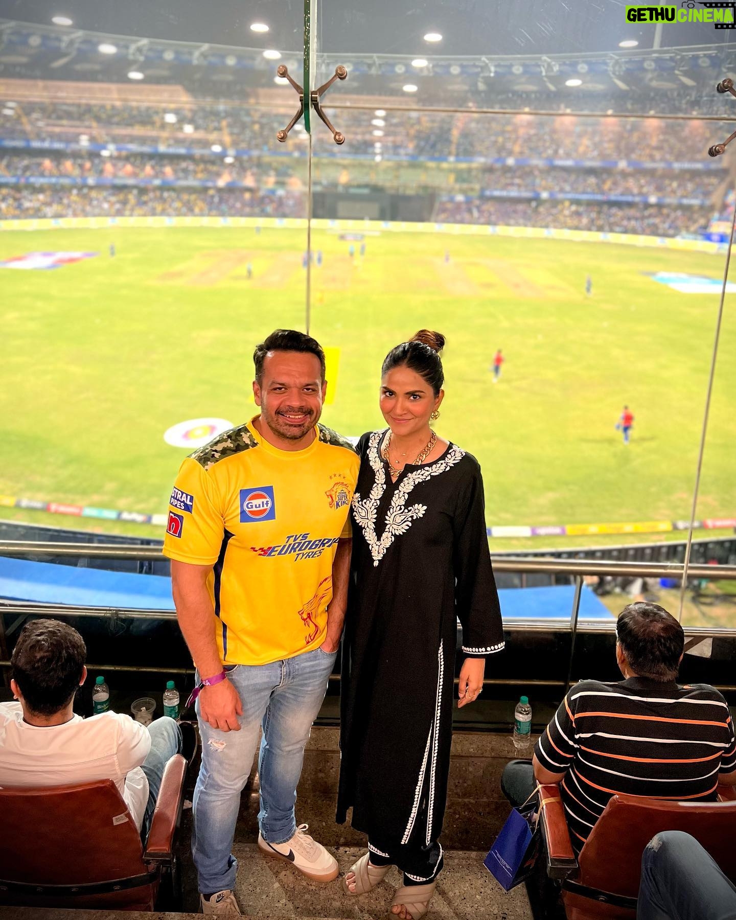 Ritu Rathee - 283.9K Likes - Jab se tujhse mila hu…. Bas ek hi rasta dikhta hai mujhe……. TERE SANG MOTE….. @taneja.gaurav
Jaha jaha tu waha waha main…..
Outfit: @houseofchikankari.in
#Flyingbeast #pilotvlogger #pilotmother👩🏻✈️❤️✈️
