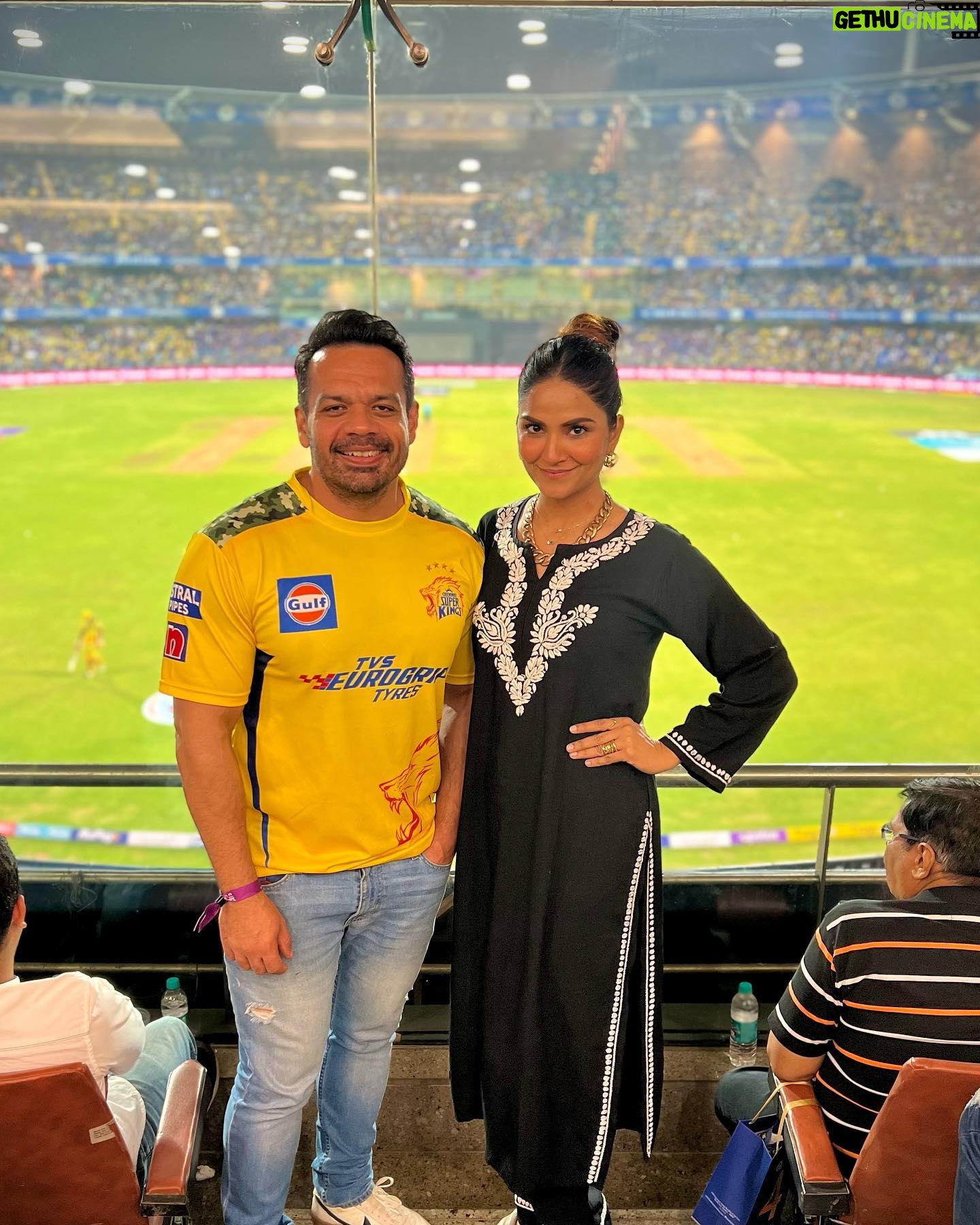 Ritu Rathee - 283.9K Likes - Jab se tujhse mila hu…. Bas ek hi rasta dikhta hai mujhe……. TERE SANG MOTE….. @taneja.gaurav
Jaha jaha tu waha waha main…..
Outfit: @houseofchikankari.in
#Flyingbeast #pilotvlogger #pilotmother👩🏻✈️❤️✈️