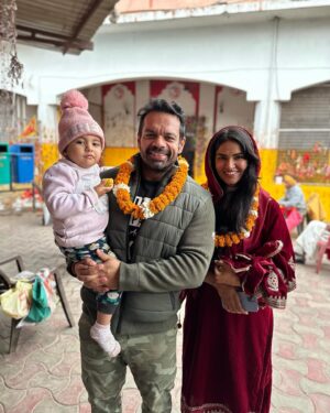 Ritu Rathee Instagram - 8th Anniversary aur aaj Mandir mein pandit ji ne aaj fir se shadi karwa di… “ek doosre ko varmala pehna dijiye “ 
#anniversary