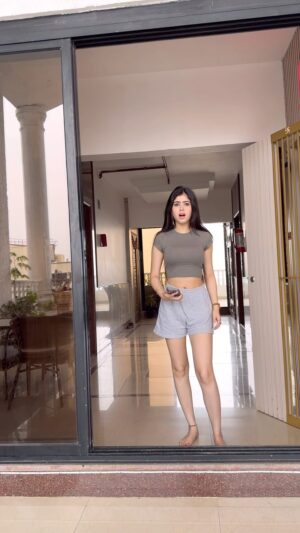 Riva Arora Instagram - Habibi come to Dubai 🤭🪽🤍
#riva #rivarora #rivaarora #dubai #trend