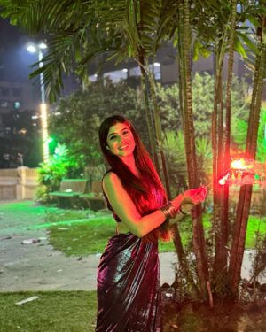 Riva Arora Instagram - Pataka kudi or Desi girl?👀🧨🧿
.
#riva #rivarora #rivaarora