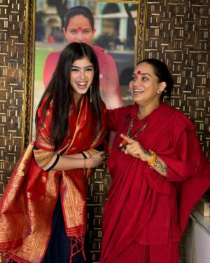Riva Arora Instagram - “गुरु माँ के आशीर्वाद से हर कदम में ज्ञान की रोशनी मिलती है।” 
.
#gurumaa #riva #rivaarora #rivarora