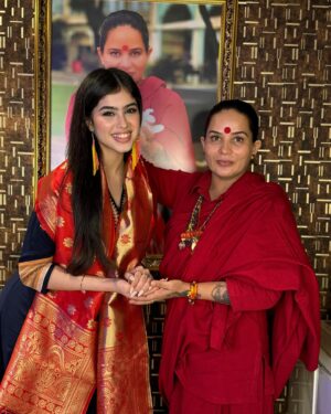 Riva Arora Instagram - “गुरु माँ के आशीर्वाद से हर कदम में ज्ञान की रोशनी मिलती है।” 
.
#gurumaa #riva #rivaarora #rivarora