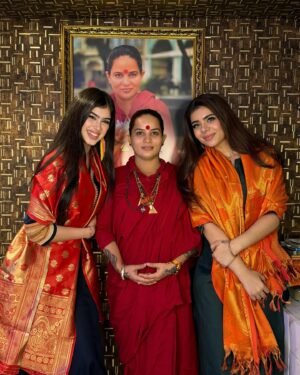 Riva Arora Instagram - “गुरु माँ के आशीर्वाद से हर कदम में ज्ञान की रोशनी मिलती है।” 
.
#gurumaa #riva #rivaarora #rivarora