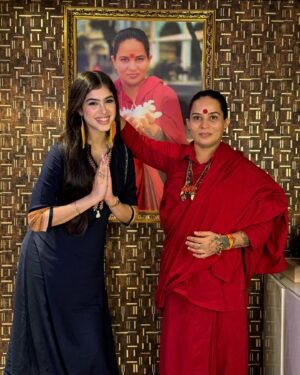 Riva Arora Instagram - “गुरु माँ के आशीर्वाद से हर कदम में ज्ञान की रोशनी मिलती है।” 
.
#gurumaa #riva #rivaarora #rivarora