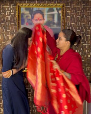 Riva Arora Instagram - “गुरु माँ के आशीर्वाद से हर कदम में ज्ञान की रोशनी मिलती है।” 
.
#gurumaa #riva #rivaarora #rivarora