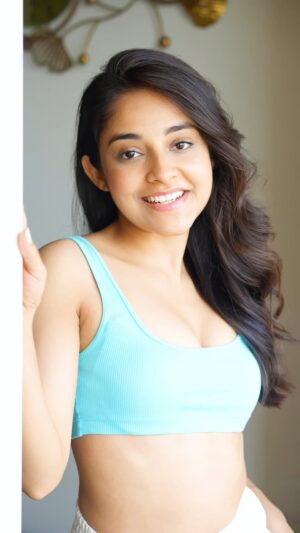 Riya Verma Instagram - Honey singh k purane ganne are so addictive 🤷‍♀️
Ap logon ko kya lagta hai?