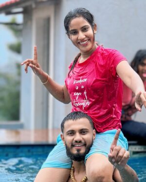 Rutuja Jadhav Instagram - नवरा पाहिजेल तर असा बोटांवर नाही तर खांद्यावर घेऊन नाचणारा💪🏻😈✌🏻💃