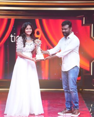 Sachana Namidass Instagram - Honored and thrilled to be recognized as Find of the Year 2024 by @indian_media_works 🌟 for the movie #maharaja, Grateful for this incredible acknowledgment. Here’s to more milestones ahead! 🏆✨ and Happy to receive the award from The Director of Amaran @rajkumarperiasamy 
#indianawards #gratefuljourney #findoftheyear2024 #sachananamidass #sachana 

Costume- @mokshe_rental_destination 
Hair do- @star_makeupartistry 
Jewellery -  @mokshe_bridal_jewellery