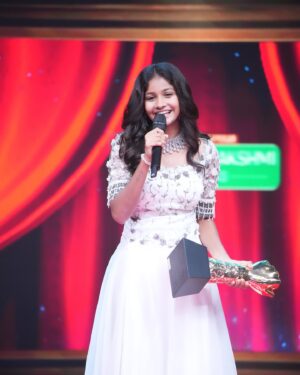 Sachana Namidass Instagram - Honored and thrilled to be recognized as Find of the Year 2024 by @indian_media_works 🌟 for the movie #maharaja, Grateful for this incredible acknowledgment. Here’s to more milestones ahead! 🏆✨ and Happy to receive the award from The Director of Amaran @rajkumarperiasamy 
#indianawards #gratefuljourney #findoftheyear2024 #sachananamidass #sachana 

Costume- @mokshe_rental_destination 
Hair do- @star_makeupartistry 
Jewellery -  @mokshe_bridal_jewellery