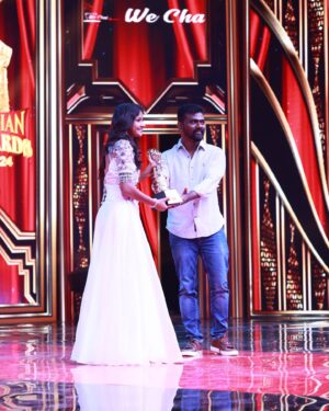 Sachana Namidass Instagram - Honored and thrilled to be recognized as Find of the Year 2024 by @indian_media_works 🌟 for the movie #maharaja, Grateful for this incredible acknowledgment. Here’s to more milestones ahead! 🏆✨ and Happy to receive the award from The Director of Amaran @rajkumarperiasamy 
#indianawards #gratefuljourney #findoftheyear2024 #sachananamidass #sachana 

Costume- @mokshe_rental_destination 
Hair do- @star_makeupartistry 
Jewellery -  @mokshe_bridal_jewellery