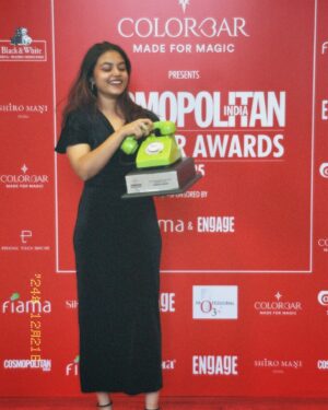Sameeha Mariam Instagram - i was just happy to be nominated, but winning tech influencer of the year was definitely a surprise, thank you @cosmoindia for this honour and thank you for voting for me and making this possible❤️ 
I couldn’t have done this without @yrramu94 and @saajidrif ,thank you for relentlessly believing in me 🥹
It’s definitely been a dream, especially being Tamil, I never thought we would get recognized for our work, here’s to change and many more ⭐️
all praises to god 🧿