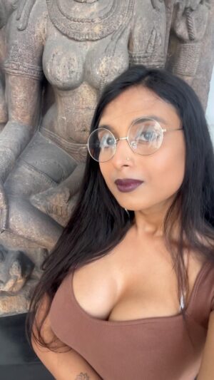 Sannati Mitra Instagram - I really appreciate and respect our culture, which is always showing freedom and wisdom.. it is not only culture It’s a path of liberation, so proud to be an Indian and as a Hindu lady..🙏🏻🌸