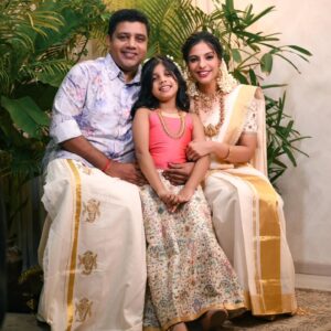 Santhi Mayadevi Instagram - Happy Onam🌸🌼🤍🥰🫶🫶

My Outfit @kalaakaari
Shijjumons kerala Mundu @weaversvillagestore
Aaru's outfit @nicolebydianealex
Family MUAH @sajithandsujith🥰
Photography @saneshphotography 
Jewellery @malabargoldanddiamonds, MG Road
#onam
#onamvibes #family #onamattire #karalasaree #keralamundu #keralaskirts #keralablouse #ethnicoutfit #traditionalsaree #traditionaljewellery #antiqueornaments #onamcelebration #familylove #occassionwear #familytime
