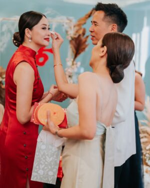 Sarah Lian Instagram - It ain’t a Chinese wedding without some 🍵. 

I was already emotionally spent from my exchange of vows that I didn’t realise I’d be tearing up during the tea ceremony. My village of a family has helped raise me since my return to Malaysia and serving tea was the least I could do for all they have done for me. It felt like such an honour to have them celebrate with me. My sister has been in the trenches with me and I just lost it when she said she’d always be there for me. 🥹

My new family has welcomed me with open arms and they’ve already seen me cry like a goon, so it looks like we’re a lot closer now. 🙆🏻‍♀️

On a lighter and more sustainable note, I got to use my @khoonhooi_gold dress for a classic look and also borrowed some special wedding themed items from @itsjessicashen, which I’ve gladly “pay-it-forward” to the next bride-to-be. I bought my wedding coordinator’s unused teacup husks for the 80 cups of tea we needed to serve to our extended family. Plus, I asked our wedding decorators to reuse some of these items for our dinner reception to also minimise wastage. 

💄: @shengsaw 
💆🏻‍♀️: @mmavissang 
👗: @khoonhooi_official 
📷: @jonlowstudios 
📹: @filmsbykoh 
🎋: @paxfloralstudio 

#theTingTengs