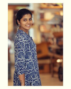 Saranya Pradeep Instagram - Moments captured, stories untold 💙

📸 : #mogudu 😍
@pradeepmanku 

#hope #moments #ootd #fashion #mood #vibes #weekend #outfit #casual #love #live #smile #moveon #follow #friday #fridayvibes #picoftheday #photography #instagood #post #goodvibes #winter #memories #capture #❤️