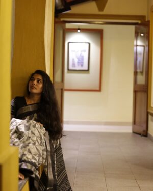Saranya Pradeep Instagram - Simply Serene 🖤🩶💛

📸 : #mogudu 😍
@pradeepmanku 

#serenity #nature #peace #love 
#saree #selflove #photography #live #life #art #happiness #beauty #calm #photooftheday #peaceful #instagood #monsoon #tranquility #happy #relax #smile #explore #selfcare #gratitude #energy #positivity #goodvibes #monday