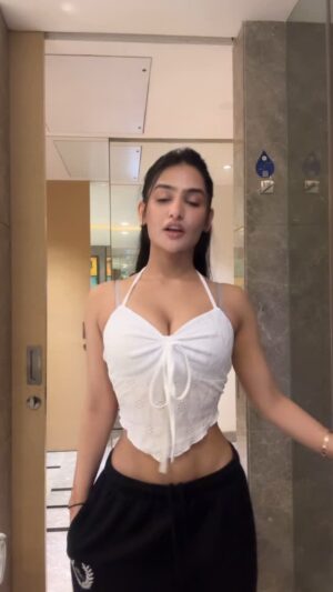Sassy Poonam Instagram - Call aundi ae! 
.
.
.