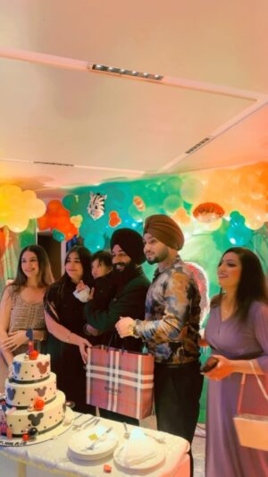 Sehaj Arora Instagram - Happy bday to OUR @waris_arora_ 🩷🧿 Baba Ji Mehr krn… After one year finally face revealed🩷 SUKH RKHEY RAB..
Congratulations veera and bhabi🤞🏻🧿
..
.
.
#birthday #trending