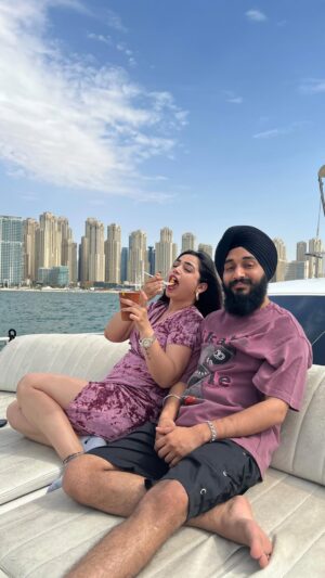 Sehaj Arora Instagram - ik 🌙 ki 🛥️ Main  chal paar❤️
.

Amazing Hospitality by - @seahawkyachtsdubai 
@gk27_the_yacht_guy 
.
.
.
.
.

#kulhadpizzacouple #sehajaroragurpreetkaur #ViralCouple #pizzacouple #Kulhadpizza #sehajarora