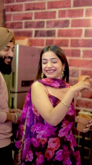 Sehaj Arora Instagram - Oye Moleyaa Ehna Nu Dass 
Main teri Paki Paki Mashook Aa @kaurgeous_roop 🧿❤️
.
🎥 @vireanlubana4