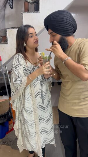 Sehaj Arora Instagram - Kiwe kho Rhi Hatho 😫. Tag Ur Wife / Gf