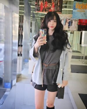 Seo Yu-ri Instagram - 출근룩♡
언제나 헤어메이크업은 정샘물이스트🥰
@hyejin0323 헤어
@sapi0711 메이크업