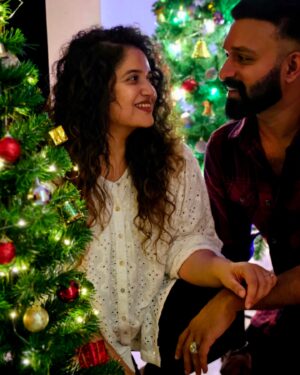 Shafna Instagram - Surrounded by Love, Joy, Laughter and all things Christmassy!!! 🤩🎄 Love and wishes from us to y’all!!🎄♥️

@sajinsajin_ 👽

#christmas #christmastree #allthingschristmas #merrychristmas🎄 #loveforthisseason #lovefromus #🎄