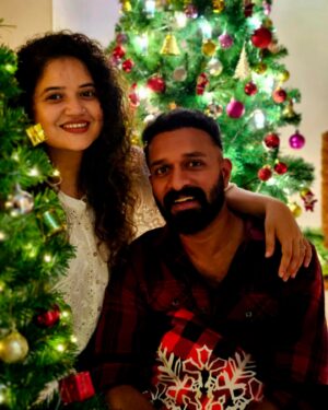 Shafna Instagram - Surrounded by Love, Joy, Laughter and all things Christmassy!!! 🤩🎄 Love and wishes from us to y’all!!🎄♥️

@sajinsajin_ 👽

#christmas #christmastree #allthingschristmas #merrychristmas🎄 #loveforthisseason #lovefromus #🎄