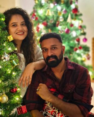 Shafna Instagram - Surrounded by Love, Joy, Laughter and all things Christmassy!!! 🤩🎄 Love and wishes from us to y’all!!🎄♥️

@sajinsajin_ 👽

#christmas #christmastree #allthingschristmas #merrychristmas🎄 #loveforthisseason #lovefromus #🎄