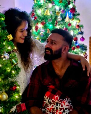 Shafna Instagram - Surrounded by Love, Joy, Laughter and all things Christmassy!!! 🤩🎄 Love and wishes from us to y’all!!🎄♥️

@sajinsajin_ 👽

#christmas #christmastree #allthingschristmas #merrychristmas🎄 #loveforthisseason #lovefromus #🎄