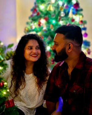 Shafna Instagram - Surrounded by Love, Joy, Laughter and all things Christmassy!!! 🤩🎄 Love and wishes from us to y’all!!🎄♥️

@sajinsajin_ 👽

#christmas #christmastree #allthingschristmas #merrychristmas🎄 #loveforthisseason #lovefromus #🎄