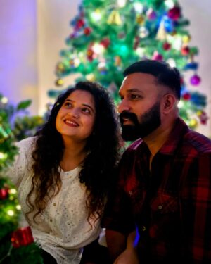 Shafna Instagram - Surrounded by Love, Joy, Laughter and all things Christmassy!!! 🤩🎄 Love and wishes from us to y’all!!🎄♥️

@sajinsajin_ 👽

#christmas #christmastree #allthingschristmas #merrychristmas🎄 #loveforthisseason #lovefromus #🎄