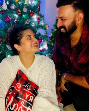Shafna Instagram - Surrounded by Love, Joy, Laughter and all things Christmassy!!! 🤩🎄 Love and wishes from us to y’all!!🎄♥️

@sajinsajin_ 👽

#christmas #christmastree #allthingschristmas #merrychristmas🎄 #loveforthisseason #lovefromus #🎄