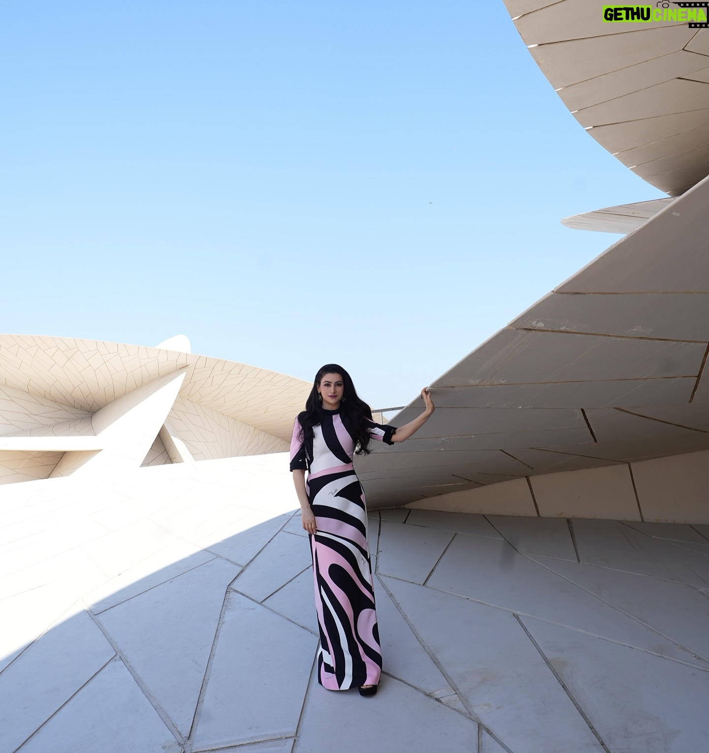 Shalini Passi - 25.9K Likes - The National Museum of Qatar has left me in awe with its stunning architecture. Designed by Pritzker Prize-winning architect Jean Nouvel (@ateliersjeannouvel ), the building draws inspiration from the desert rose, a naturally occurring crystal formation found in the arid landscapes of the Gulf region. This architectural masterpiece not only captures the essence of Qatar’s natural environment but also its past, present & future. The museum brings to life the peninsula’s natural history and celebrates Qatar’s rich heritage and culture.
@nmoqatar @fabdoha
Personal Wardobe ✨ ✨ :
Outfit: Emilio Pucci @emiliopucci @laudomia.pucci
Jewellery: Alexander McQueen @alexandermcqueen
Bag: Chanel @chanelofficial
Photographer: @anish_grid
#shalinipassi #missmash #travelwithshalini #nationalmuseumofqatar #architecture #travelstories