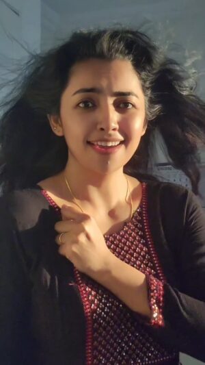Shalini SJ Instagram - Real shalini..VS Reel shalini. Song🥰😍🤩

Who did better.....watch the song and comment...

..let's see who will put the good comment.....no smileys🥰🥰😍😍😍 no hearts ... will share the comments  in my status....😍😍😍😍