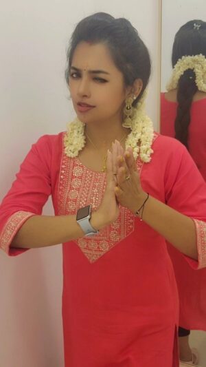 Shalini SJ Instagram - Kadhal mannana....niyum en kannnana..🥰🥰🥰🥰🥰😘😘😘

#fyp #dance #uae #trending #kamalhaasan #khusbu
