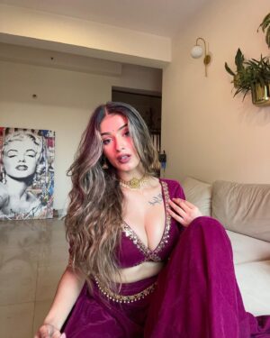 Shambhavi Singh Instagram - साज़िश में शामिल 
सारा जहां हैं 🥀🕊️

Wearing- @laevachi