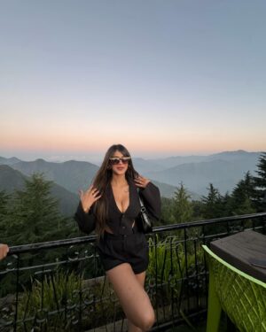 Shambhavi Singh Instagram - Above it all 🏔️🍃
Wearing - @beeglee