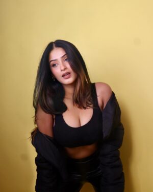 Shambhavi Singh Instagram - Black is my happy color 🖤
.
.
.
.
.
.
.
#explore #black #love #winter #explorepage #instagood #instagram #varanasi #banaras
